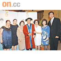 呂元祥（中）獲獎，家人總動員出動恭賀。左起：郭曉妍、千金呂慶欣、外母楊永棠夫人、呂元祥、呂媽媽、呂元祥太太、公子呂慶耀。