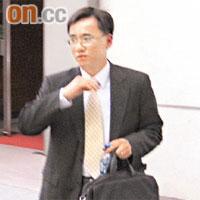 啟勝管理服務公司代表昨出庭應訊後，不發一言離去。