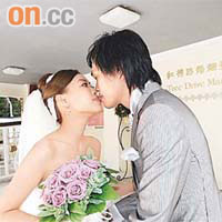 朱生和太太：「搵咗幾個朋友一齊上網預約，用埋特別軟件終於預約到九月九日，真係好開心！」