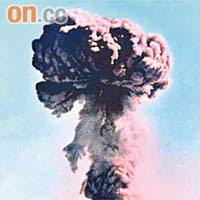 一九六四年，中國第一顆原子彈試爆成功。