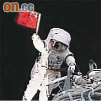 翟志剛為中國人在太空邁出第一步。