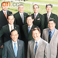 應家柏（前排右一）與另外八名馬會高層年薪合共逾六千四百萬元。