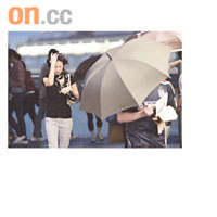 ◆「彩虹」匆匆掠港，部分無帶雨具的市民，顯得十分狼狽。