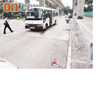 事主遭保母車撞倒飛彈路邊，現場留有大攤鮮血。