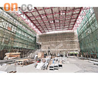 樂富中心正進行大型翻新工作，商場平台堆放了各種建築材料。