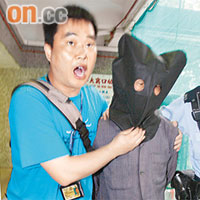 被告李元友當日斬傷受害人被帶返警署。 資料圖片