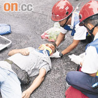 救護員為傷者進行急救。