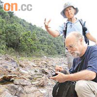 David（前）昨日到屬地質公園範圍的荔枝莊視察，大讚沉凝灰岩漂亮，後為吳振揚。