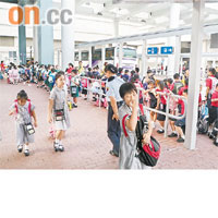 現時每日約有二千五百名跨境學童經落馬洲口岸到香港上學。