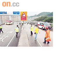 肇事小巴橫擱在行車天橋，司機（右一）待送院。