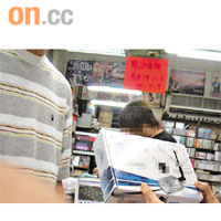 記者發現，本港鴨寮街亦有蹭網卡出售，但店員指存貨不多。