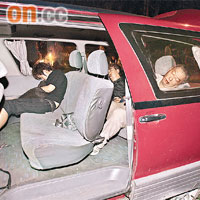 四名男女乘客昏迷不醒，倒臥座位。