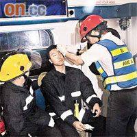 其中一名受傷消防員在救護車上接受治療。