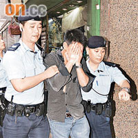 醉漢被警員帶走調查後獲准離開。