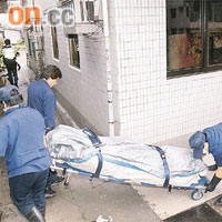 燒炭身亡男子屍體由仵工搬走。