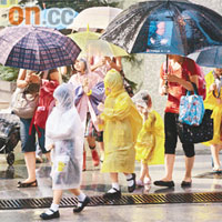 本港雨勢昨仍頻密，下午更兩度發出黃色暴雨警告。