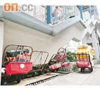 香港仔海旁道天橋亦有多部手推車長期佔用，影響市容。