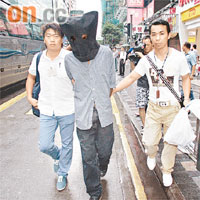 警員將涉爆竊疑犯及贓物帶署調查。