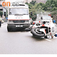 肇事救護電單車翻側於路中