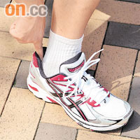 專家建議選購跑鞋時，應預留一隻手指位空間及屈摺鞋底看是否舒適。