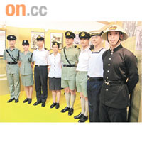 海關督察穿上由一九二○年至現時的制服（右至左）。