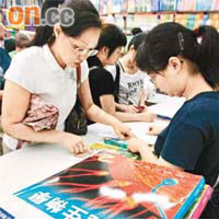 教科書是不少家庭的重擔,政府的津貼資助卻唱慢板。