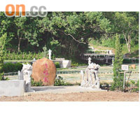 馬屎洲私人墳場中間裝有一塊刻有「遠福園」的大石，旁邊放有一對龍形石雕。