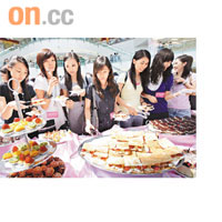 職業女性流行食甜品自助餐減壓。