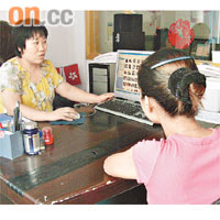 港女徐小姐（右）到婚介所了解情況，希望嫁個條件好的內地男士。	黃少君攝