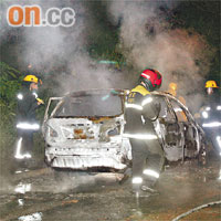 疑為賊車的七人車焚毀，消防員開喉救熄。