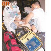 救護員不停為昏迷工人施以心肺復甦法搶救。
