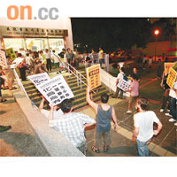 販商代表昨晚趁街市管理諮詢委員會時持抗議標語「踩場」。
