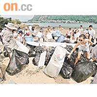 參與清潔比賽的義工，在海灘拾獲各式各樣的廢物。