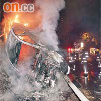 私家車失事翻側路邊，全車陷火海焚燒。