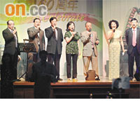 同齡同心一眾六十歲成員喺台上合唱，左起為譚耀宗、梁寶榮、李麗娟，右為方黃吉雯。
