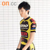 陳日天勇擒疑兇後，往醫院敷藥。