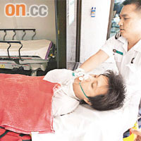 遭玻璃碎割頸工人送院搶救。