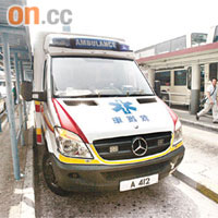 救護車在尖沙咀碼頭的士站撞簷篷，女病人要「轉車」送院。