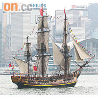 離島區議會舉辦海上巡遊共六十艘各式船隻參與，包括圖中的仿古船。