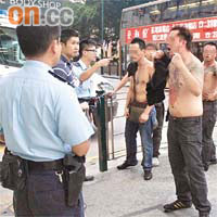警員向四名遇襲男子查問。