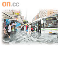 海面水位不斷上升，上海等沿岸城市經常受水災威脅。	資料圖片
