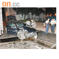 涉案私家車撞石柱後車頭嚴重損毀。	胡德威攝
