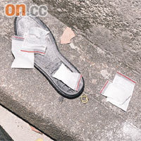 警員甩脫的鞋底及涉案毒品放在路旁。