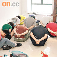 廣東警方拘捕的涉嫌黑社會成員。	兩岸組深圳傳真
