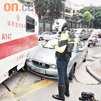 救護車轉彎時與房車碰撞。
