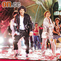 扮嘢文以一身MJ經典造型大唱《Thriller》兼熱舞。