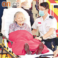 遭組合櫃壓着七小時的老婦，獲救送院。