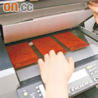 內地有印刷公司廉價為客人複製餅卡，更保證一定可以使用。	（設計圖片）