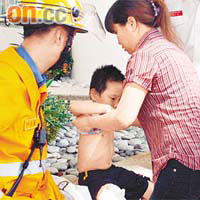 跆拳小子脫困後由救護員檢查傷勢。