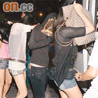 警員將少女帶署，部分人用名牌手袋掩臉。